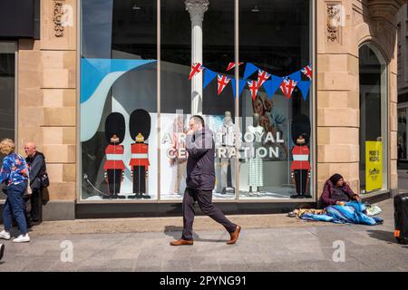 Liverpool, England. 4. Mai 2023 Zwei Tage vor König Karl III. Krönung. Marks & Spencer Schaufensterausstellung zur Feier der Krönung. Einer von wenigen in der Stadt. Stockfoto