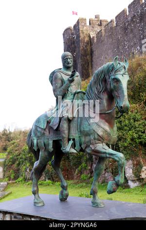 Bronzestatue von William Marshal, 1. Earl of Pembroke vor Pembroke Castle, Pembroke, Dyfed, Wales Stockfoto