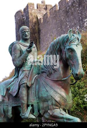 Bronzestatue von William Marshal, 1. Earl of Pembroke vor Pembroke Castle, Pembroke, Dyfed, Wales Stockfoto