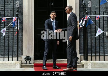 Premierminister Rishi Sunak begrüßt während seines Besuchs im Vereinigten Königreich den Präsidenten Ruandas, Paul Kagame, vor der 10 Downing Street, London. Foto: Donnerstag, 4. Mai 2023. Stockfoto