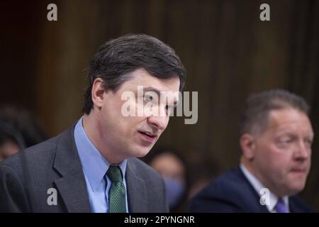 Washington, Usa. 04. Mai 2023. Senior Fellow am Manhattan Institute, Brian Riedl, spricht während einer Anhörung des Haushaltsausschusses des Senats zum Thema "The Default on America Act: Erpressung, Brinkmanship, and Milliardaire Backroom Deals" in den USA Capitol in Washington, DC, am Donnerstag, den 4. Mai 2023. Foto: Bonnie Cash/UPI Credit: UPI/Alamy Live News Stockfoto