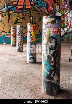 Posten mit Graffiti-Kunst am Eingang zu den Gewölben, Waterloo in London. Stockfoto