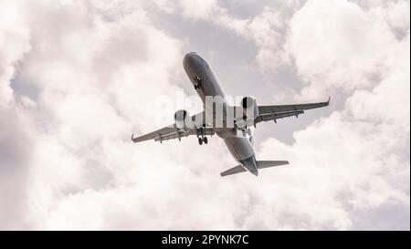 Herkalion, Kreta, Griechenland, EU. 2023. Passagierflugzeug im Landeanflug mit Unterwagen und ausgefahrenen Klappen zum Aufsetzen. Stockfoto