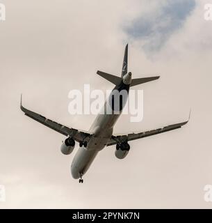 Herkalion, Kreta, Griechenland, EU. 2023. Ein deutscher Passagierjet mit ausgefahrenen Klappen und Unterwagen auf den Endspielen. Ein Blick von unten. Stockfoto