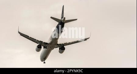 Herkalion, Kreta, Griechenland, EU. 2023. Ein deutscher Passagierjet mit ausgefahrenen Klappen und Unterwagen auf den Endspielen. Ein Blick von unten. Stockfoto