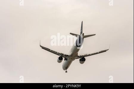 Herkalion, Kreta, Griechenland, EU. 2023. Ein deutscher Passagierjet mit ausgefahrenen Klappen und Unterwagen auf den Endspielen. Ein Blick von unten. Stockfoto