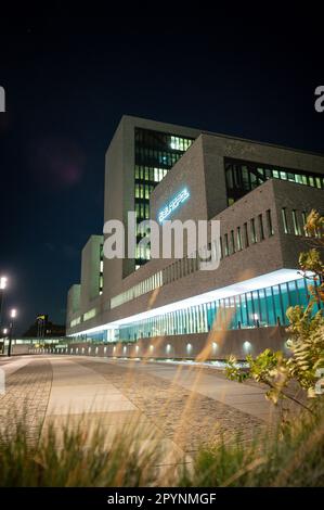 Europol-Hauptquartier bei Nacht. Alle sicherheitsrelevanten Einrichtungen wurden aus dem Bild entfernt. Stockfoto