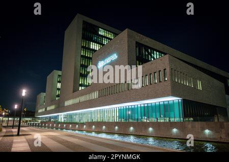 Europol-Hauptquartier bei Nacht. Alle sicherheitsrelevanten Einrichtungen wurden aus dem Bild entfernt. Stockfoto