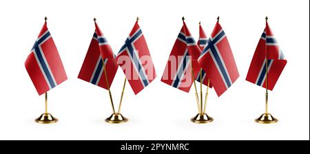 Kleine norwegische Nationalflaggen auf weißem Hintergrund. Stockfoto