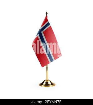 Kleine norwegische Nationalflagge auf weißem Hintergrund. Stockfoto