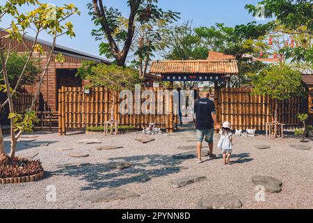 KANCHANABURI -THAILAND, MÄRZ 30 ,2023 : Unbekannte Touristen kommen zu Besuch und machen Fotos mit einem Restaurant und Café mit einem wunderschönen Garten Stockfoto