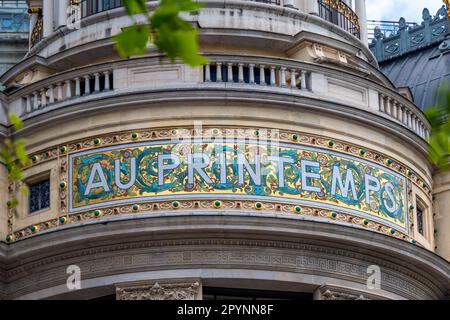 Nahaufnahme des Mosaikschilds „Au Printemps“ an der Fassade des Printemps Haussmann, einem weltberühmten Kaufhaus in Paris, Frankreich Stockfoto