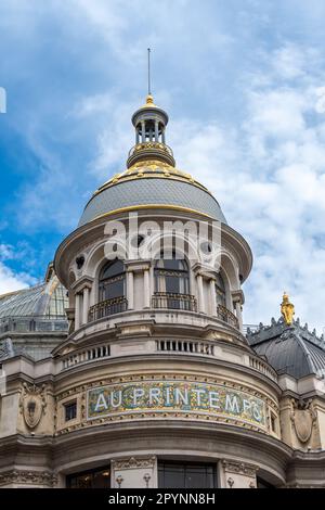 Details der Fassade und Mosaikschild „Au Printemps“ des historischen Gebäudes Printemps Haussmann, einem weltberühmten Pariser Kaufhaus Stockfoto