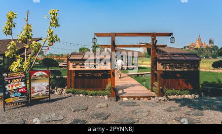 KANCHANABURI -THAILAND, MÄRZ 30 ,2023 : Unbekannte Touristen kommen zu Besuch und machen Fotos mit einem Restaurant und Café mit einem wunderschönen Garten Stockfoto