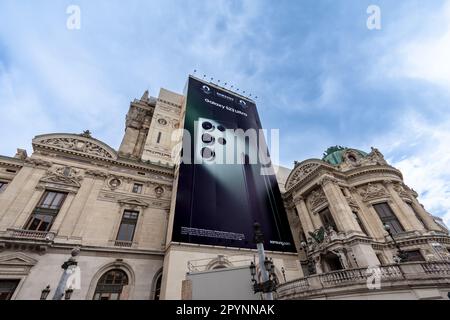 Riesige Werbetafel Samsung Galaxy S23 Ultra, die das Gerüst der Restaurierungsarbeiten an der Seitenfassade der Opéra Garnier abdeckt Stockfoto
