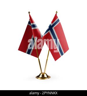 Kleine norwegische Nationalflaggen auf weißem Hintergrund. Stockfoto