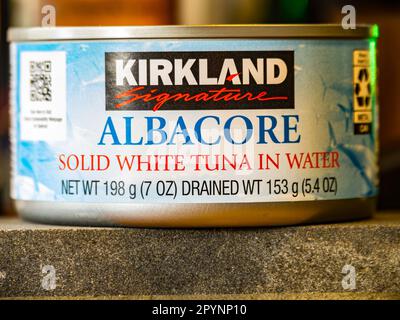 Eine Dose weißer Thunfisch der Marke Kirkland von Costco im Wasser Stockfoto