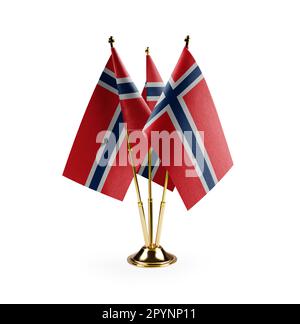 Kleine norwegische Nationalflaggen auf weißem Hintergrund. Stockfoto