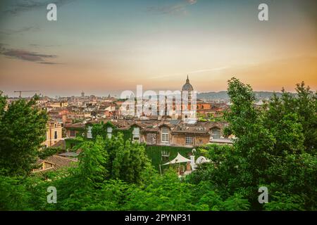 Rom, Italien. Wunderschöner Blick auf Rom. Panoramablick auf die Stadt. Architektur und Wahrzeichen. Alte berühmte Straßen, Attraktionen und Weltkulturerbe. Stockfoto
