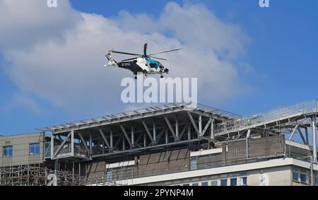 Ein East Surrey Air Ambulance Hubschrauber landet auf dem Hubschrauberlandeplatz auf dem Dach des Kings College Hospital in South London, Großbritannien. Stockfoto