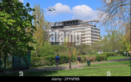 Ein East Surrey Air Ambulance Hubschrauber landet auf dem Hubschrauberlandeplatz auf dem Dach des Kings College Hospital in South London, Großbritannien. Stockfoto