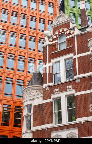 In der Shaftesbury Avenue, London, kontrastieren die neuen Bürogebäude von Central St Giles, einschließlich der Büros von Google, stilvoll mit einem älteren Gebäude. Stockfoto