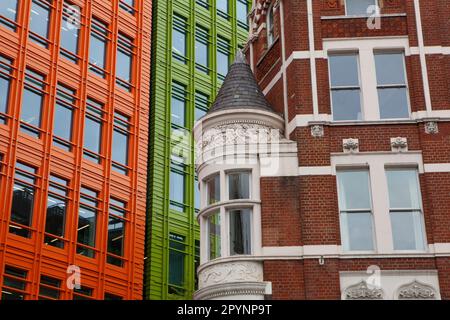 In der Shaftesbury Avenue, London, kontrastieren die neuen Bürogebäude von Central St Giles, einschließlich der Büros von Google, stilvoll mit einem älteren Gebäude. Stockfoto