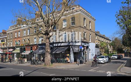 Love Walk Cafe, ein trendiges Café auf Denmark Hill in Camberwell, südlich von West London. Sonnig, Frühlingstag. Stockfoto