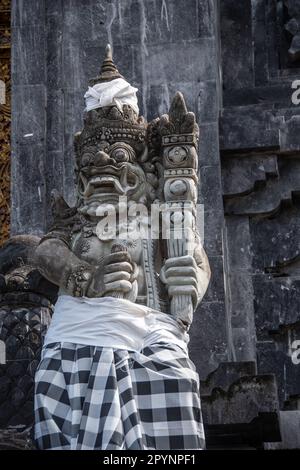 Klassische balinesische Steinskulptur auf dem Gelände des Tempels „Goa Lawa“ Stockfoto