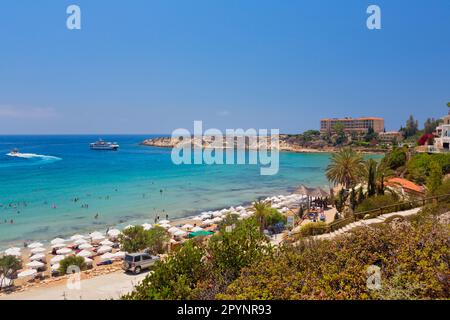 Wunderschöner Strand Coral Bay in der Nähe von Paphos, Zypern Stockfoto