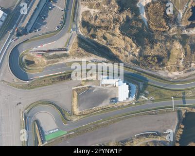 Drohnenaufnahmen der Drehungen und Kurven der legendären Rennstrecke Zandvoort von oben. Stockfoto