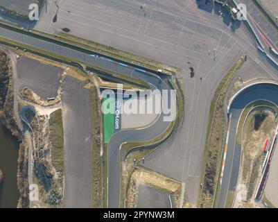 Drohnenaufnahmen, die die Drehungen und Kurven der legendären Zandvoort Rennstrecke von oben in einer Draufsicht aufnehmen. Stockfoto