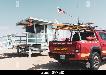 Rettungsschwimmturm und roter Rettungsschwimmwagen am Venice Beach in Venice, Los Angeles, USA. Rettung und Sicherheit. Strand in Südkalifornien. Stockfoto