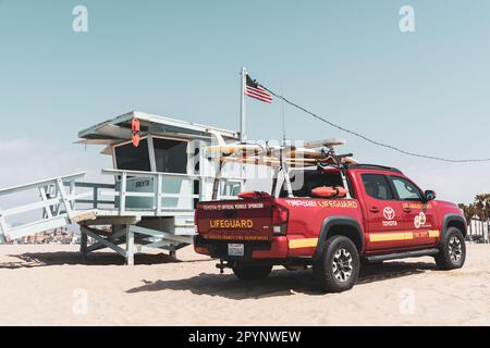 Rettungsschwimmturm und roter Rettungsschwimmwagen am Venice Beach in Venice, Los Angeles, USA. Rettung und Sicherheit. Strand in Südkalifornien. Stockfoto