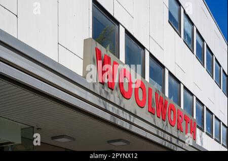 Berlin - 30. April 2023: Geschäftszeichen eines Kaufhauses an der Fassade eines Gebäudes. Stockfoto