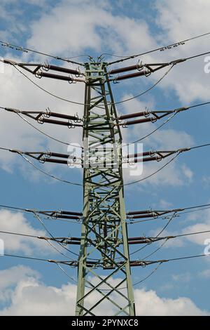 Power-Line-Pylon vor dem Himmel mit Wolken Stockfoto