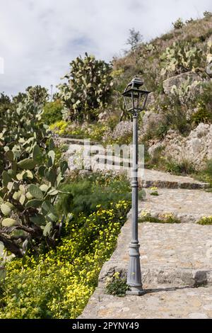 Pfad von Taormina zum Castel Mola in Sizilien mit Kakteen und hügeliger Landschaft Stockfoto