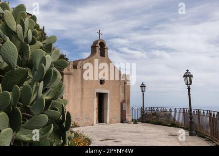 San Biagio Kapelle auf einem Hügel von Taormina bis Castel Mola Sizilien Stockfoto