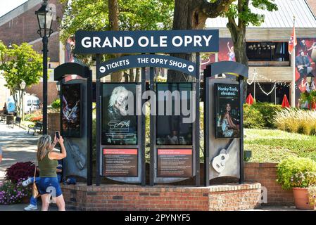 Nashville, TN, USA - 22. September 2019: Touristen fotografieren am Eingang des Grand Ole Opry House, einer weltberühmten Konzerthalle, die hono gewidmet ist Stockfoto