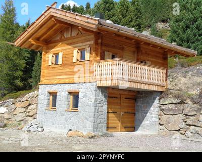 Kleine Almhütte/Schutzhütte aus Holz inmitten einer malerischen Bergszene Stockfoto