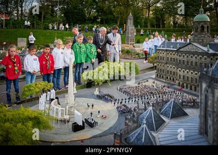 DEN HAAG - Bürgermeister Jan van Zanen und Bürgermeister Mees (Madurodam) und eine Reihe von Kindern sehen sich die Kranzlegen-Zeremonie auf dem Dam-Platz nach der Gedenkfeier an. Kinder während des nationalen Kinderdenkens in Madurodam. Die Gedenkfeier für, durch und mit Kindern findet zum achten Mal in Madurodam statt. ANP PHIL NIJHUIS niederlande raus - belgien raus Stockfoto