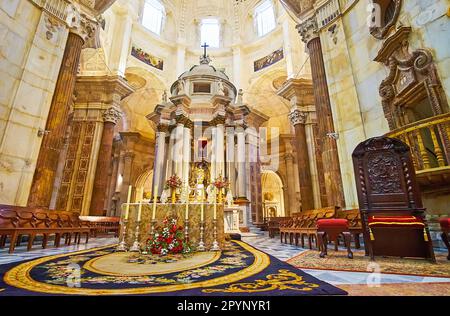 CADIZ, SPANIEN - 21. SEPTEMBER 2019: Die Hauptkapelle (Capilla Mayor) der Kathedrale von Cadiz mit hohen Steinsäulen, Skulpturen und Schnitzereien, am 21. September in Cadiz Stockfoto