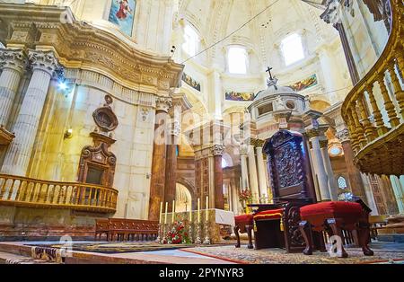 CADIZ, SPANIEN - 21. SEPTEMBER 2019: Die wunderschöne Hauptkapelle aus Stein (Capilla Mayor) der Kathedrale von Cadiz mit dem hölzernen Bischofshron und der vergoldeten Kanzel, am September Stockfoto