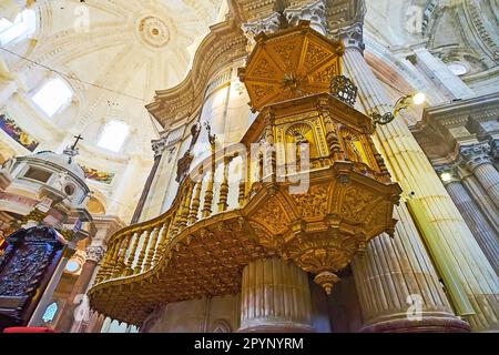 CADIZ, SPANIEN - 21. SEPTEMBER 2019: Die geschnitzte vergoldete Kanzel in der Hauptkapelle (Capilla Mayor) der Kathedrale von Cadiz, am 21. September in Cadiz Stockfoto