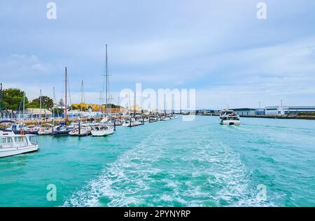 Die Fahrt mit der Fähre entlang des Flusses Guadalete mit Blick auf zahlreiche Yachten und Motorboote, die auf den Werften des Yachtclubs in El Puerto, Spanien, vor Anker liegen Stockfoto