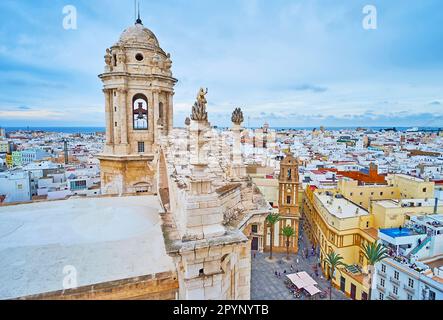 Der Blick von der Spitze der Kathedrale von Cadiz auf die mittelalterliche Fußgängerzone Plaza de la Catedral mit historischen Häusern, Santiago Apostol Kirche und City Skylin Stockfoto