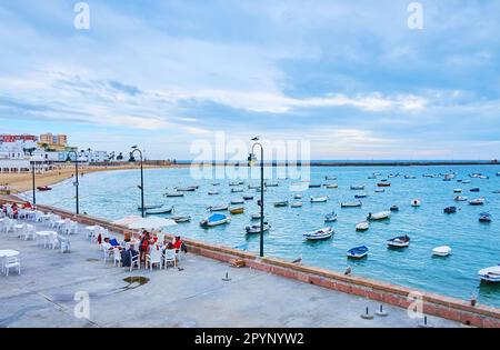 Zahlreiche Fischerboote, die am Ufer von La Caleta Beach, Cadiz, Costa de la Luz, Spanien, festgemacht sind Stockfoto