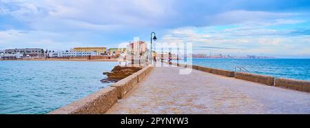 Panoramablick auf den Felsdeich von Schloss San Sebastian am Strand von La Caleta, Cadiz, Costa de la Luz, Spanien Stockfoto