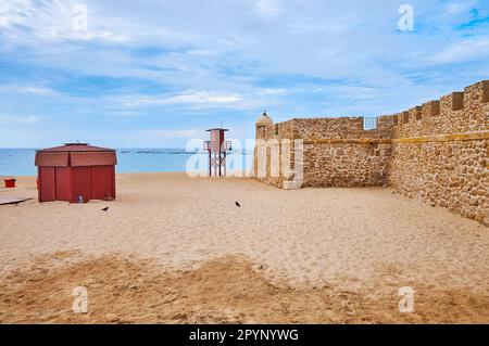 Die Steinmauer der Burg San Sebastian am Strand La Caleta, Cadiz, Spanien Stockfoto