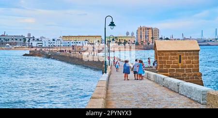 Panoramablick auf den Steindeich, das Wachhaus und die Gewässer der Bucht von Cadiz vor dem Strand La Caleta, Spanien Stockfoto